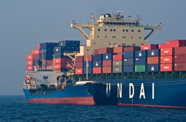 Tanker Rus Adası konteyner gemisi Hyundai şirket bunkering. Nakhodka Bay. Doğu (Japonya) deniz. 19.04.2014