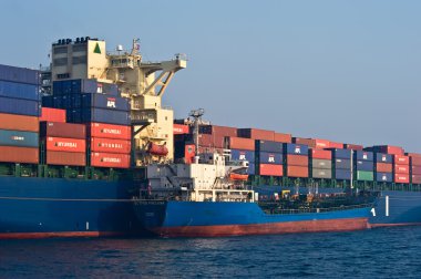 Tanker Rus Adası konteyner gemisi Hyundai şirket bunkering. Nakhodka Bay. Doğu (Japonya) deniz. 19.04.2014