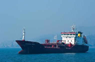 Tanker Carolina Rüzgar yollar bağlantılı. Nakhodka Bay. Doğu (Japonya) deniz. 19.04.2014