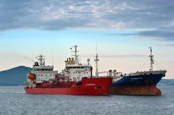 Dos petroleros de pie uno al lado del otro en las carreteras. Bahía Nakhodka. Mar del Este (Japón). 15.08.2014 — Foto de Stock