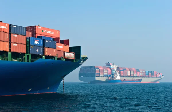 Dois navios-contentores no porto. Baía de Nakhodka. Mar do Leste (Japão). 19.04.2014 — Fotografia de Stock