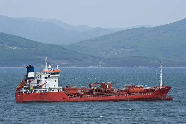 タンカーのユリシーズは、道路に固定されています。ナホトカ湾。東 (日本) 海。20.05.2014 — ストック写真