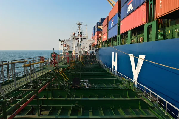 Denizde bir büyük konteyner gemisi Hyundai şirketleri bunkering. Nakhodka Bay. Doğu (Japonya) deniz. 19.04.2014