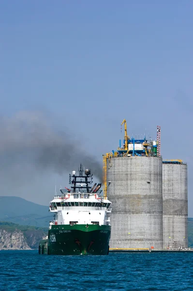 Base de remorquage plate-forme de forage. Baie de Nakhodka. Mer Est (Japon). 01.06.2012 — Photo