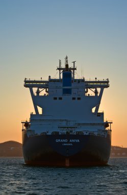 LNG taşıyıcı Grand Aniva Nakhodka bağlantı noktası yollarda gün batımında. Rusya'nın Uzakdoğu. Doğu (Japonya) deniz. 31.03.2014