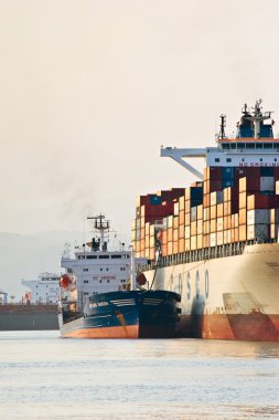 Tanker Vitaly Vanyhin bir büyük konteyner gemisi Cosco şirket bunkering. Nakhodka Bay. Doğu (Japonya) deniz. 01.08.2014 