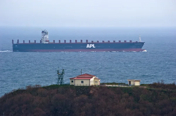 Великий Контейнеровоз Apl Саутгемптона проходить у мису. Находка Bay. Сходу море (Японія). 05.05.2014 — стокове фото