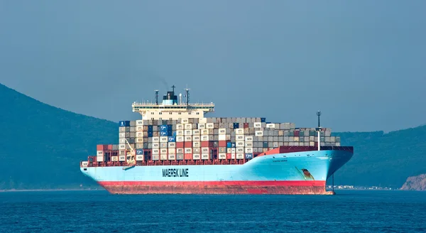 Navio porta-contentores Gunvor Maersk ancorado nas estradas. Baía de Nakhodka. Mar do Leste (Japão). 01.08.2014 — Fotografia de Stock