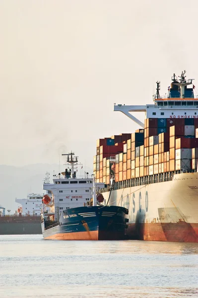 Tanker Vitaly Vanyhin bir büyük konteyner gemisi Cosco şirket bunkering. Nakhodka Bay. Doğu (Japonya) deniz. 01.08.2014 