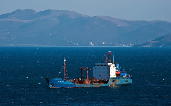 Der Öltanker "Rust-Karsk" ankert in den Straßen. nakhodka bucht. östliches (japanisches) Meer. 18.02.2014 — Stockfoto