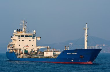 Tanker Nicholay Shalavin yollar bağlantılı. Nakhodka Bay. Doğu (Japonya) deniz. 19.04.2014