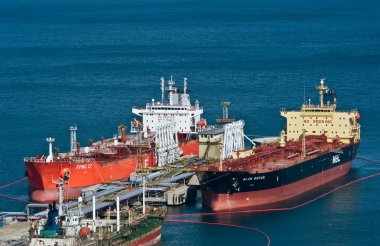 Tankerler Fpmc 17 ve Alam Bistari petrol terminal şirketi Rosneft yakın. Nakhodka Bay. Doğu (Japonya) deniz. 10.04.2014
