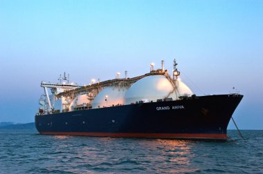 LNG taşıyıcı Grand Aniva Nakhodka bağlantı noktası yollarda gün batımında. Rusya'nın Uzakdoğu. Doğu (Japonya) deniz. 31.03.2014
