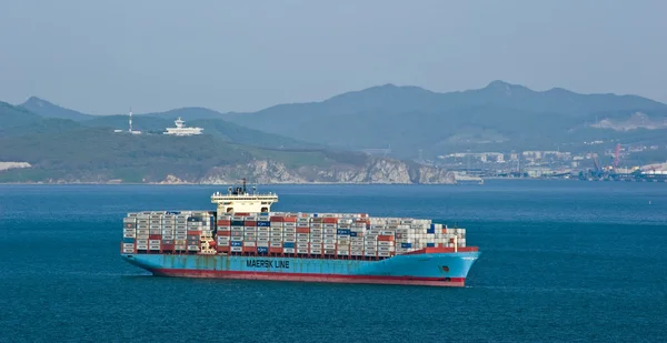 Sine Maersk buque portacontenedores en la bahía en el ancla. Bahía Nakhodka. Mar del Este (Japón). 18.05.2014 — Foto de Stock