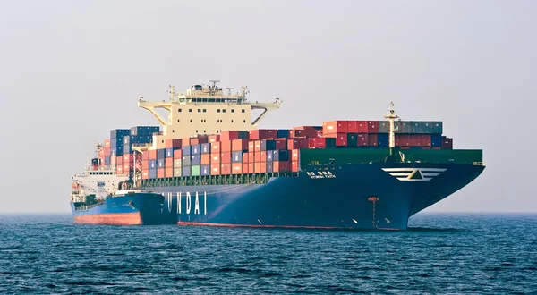 Bunkering tanker Ostrov Russkiy container ship Hyundai company. Nakhodka Bay. East (Japan) Sea. 19.04.2014 — Stock Photo, Image