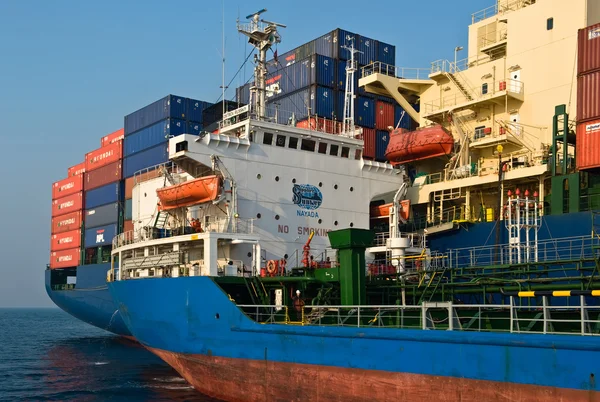 Tanker Ostrov Russkiy raid bunker op de containerschip Hyundai-bedrijven... Nachodka Bay. East (Japan) Zee. 19.04.2014 — Stockfoto