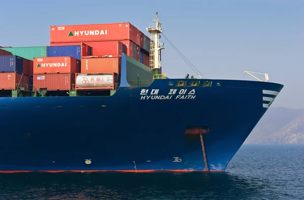 O arco de um enorme navio contêiner Hyundai Faith ancorado. Baía de Nakhodka. Mar do Leste (Japão). 19.04.2014 — Fotografia de Stock
