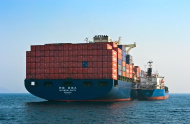 Tanker Rus Adası konteyner gemisi Hyundai şirket bunkering. Nakhodka Bay. Doğu (Japonya) deniz. 19.04.2014
