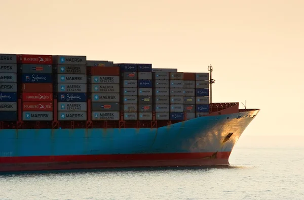 컨테이너 선박 스벤 Maersk 석양 앞에. 나홋카 베이입니다. 동쪽 (일본) 바다. 19.04.2014 — 스톡 사진