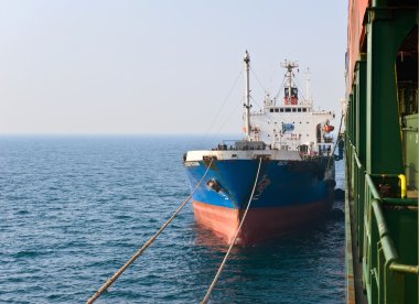 Tanker Ostrov Russkiy RAID bunker üzerinde konteyner gemisi Hyundai şirketler... Nakhodka Bay. Doğu (Japonya) deniz. 19.04.2014