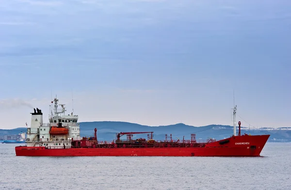 Cysterna Snabzhenets na drogach. Nakhodka Bay. East morza (Japonia). 15.08.2014 — Zdjęcie stockowe