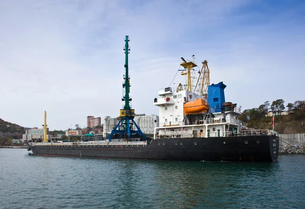 Carregamento de carvão no porto de Nakhodka. Baía de Nakhodka. Mar do Leste (Japão). 20.10.2012 — Fotografia de Stock