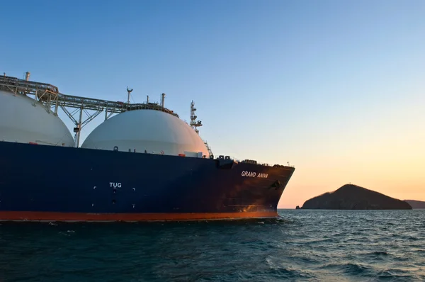 LNG taşıyıcı Grand Aniva Nakhodka bağlantı noktası yollarda gün batımında. Rusya'nın Uzakdoğu. Doğu (Japonya) deniz. 31.03.2014