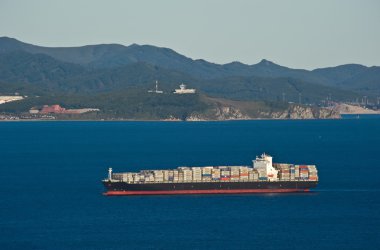 Demir yollar, büyük konteyner gemisi dolu. Nakhodka Bay. Doğu (Japonya) deniz. 17.09.2014