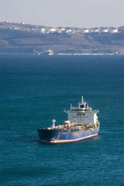 Laptev Sea tanker em âncora nas estradas contra o pano de fundo do terminal petrolífero. Baía de Nakhodka. Mar do Leste (Japão). 06.02.2014 — Fotografia de Stock