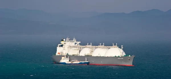 Tanker Nicholay Shalavin üzerinde RAID bunkering tanker Fuji Lng. Nakhodka Bay bağlantılı. Doğu (Japonya) deniz. 05.05.2014