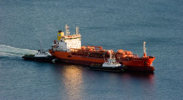 Dois rebocadores a escoltar o petroleiro Crystal East até ao cais. Baía de Nakhodka. Mar do Leste (Japão). 12.10.2012 — Fotografia de Stock