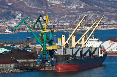 Kömür Nakhodka bağlantı noktası Tong Mao 101 gemisinde yükleniyor. Nakhodka Bay. Doğu (Japonya) deniz. 02.03.2015