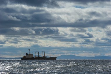 Fırtınalı bir denizde yalnız gemi.