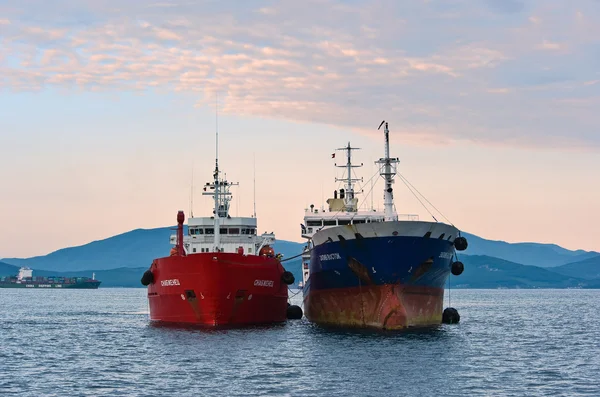 Два танкер стоячи поруч на дорогах. Находка Bay. Сходу море (Японія). 15.08.2014 — стокове фото
