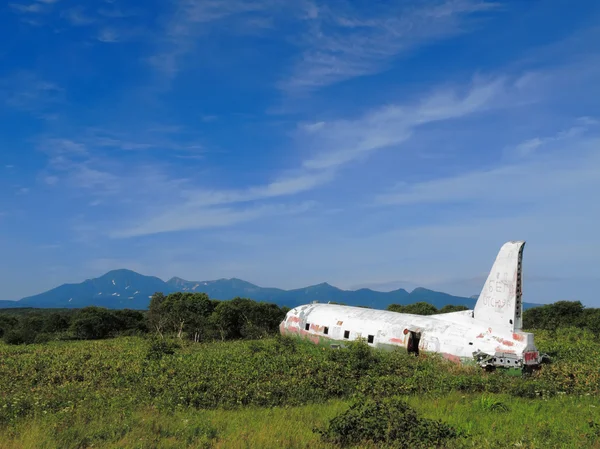 Altes Flugzeug am Feldrand. — Stockfoto