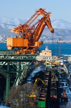 Nakhodka bağlantı noktası arabalara demiryolu kaldırma kömür. Doğu (Japonya) deniz. 05.03.2015