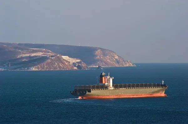 Embarcação de contentores vazia Maipo a mover-se por mar. Baía de Nakhodka. Mar do Leste (Japão). 05.03.2015 — Fotografia de Stock