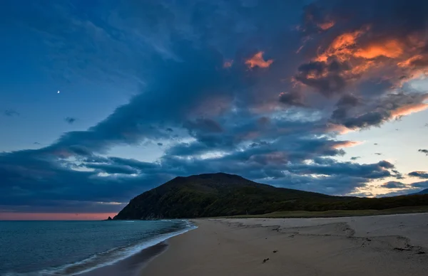 Pôr-do-sol alarmante na costa . — Fotografia de Stock