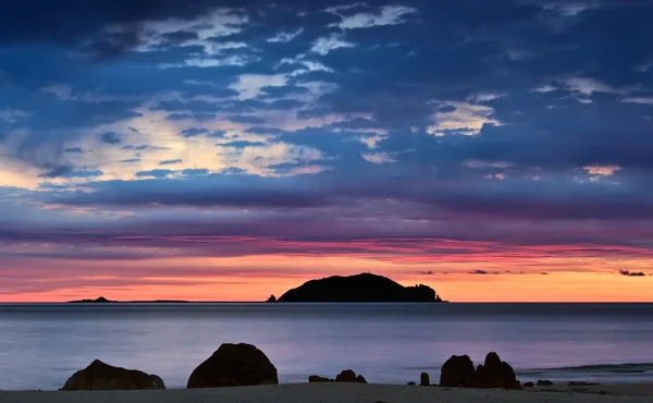 Salida del sol brillante sobre la costa del Mar del Este . — Foto de Stock