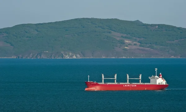 Hromadný dopravce Atlantic Bulker pohybující se po celém zálivu. Nakhodka Bay. Východ (Japonsko) moře. 18.05.2014 — Stock fotografie