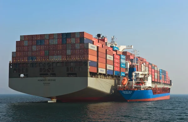 Bunkeren tanker Svyatoy Petr containerschip Hamber brug. Nachodka Bay. East (Japan) Zee. 19.04.2014 — Stockfoto