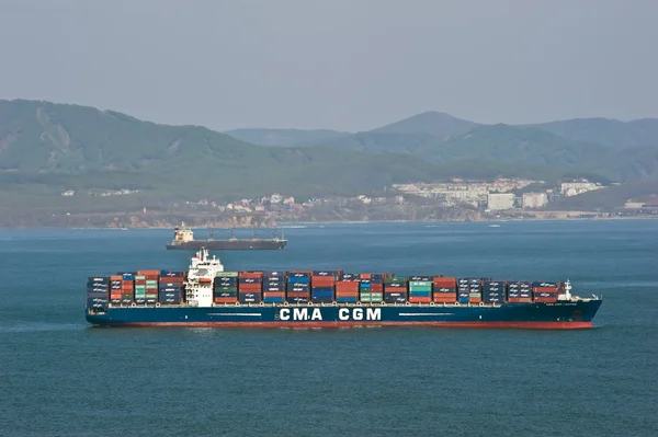 Büyük konteyner gemisi demir yollar, Cma Cgm Tarpon yüklü. Nakhodka Bay. Doğu (Japonya) deniz. 13.05.2014