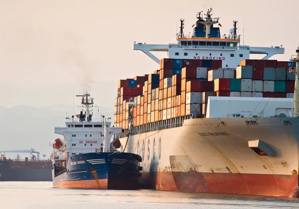 Nakhodka. Russia-Agosto 1, 2014: Bunkering petroliera Vitaly Vanyhin una grande nave container Cosco società . — Foto Stock