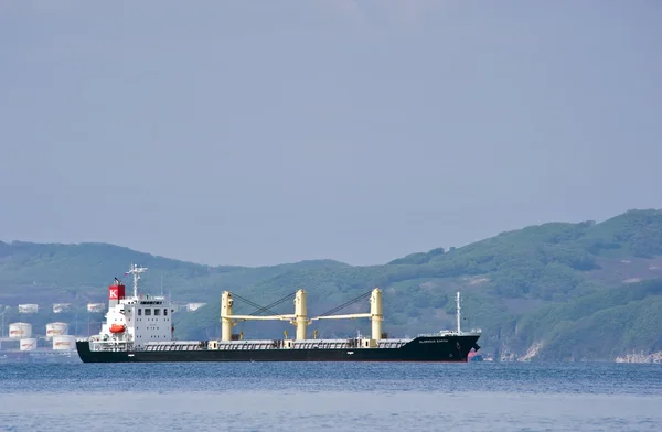 Masowiec chwalebne ziemi na drogach. Nakhodka Bay. East morza (Japonia). 17.05.2014 — Zdjęcie stockowe