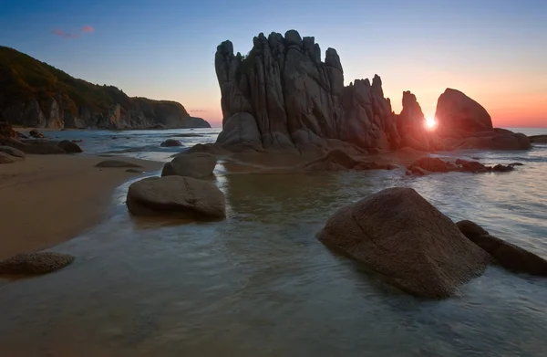 Kayalık sahil Sunrise. — Stok fotoğraf