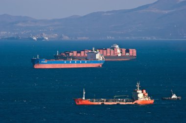 Konteyner gemisi Zim Pusan, toplu taşıyıcı Hebei Qinhuangdao ve tanker Langery yollar bağlantılı. Nakhodka Bay. Doğu (Japonya) deniz. 18.02.2014  