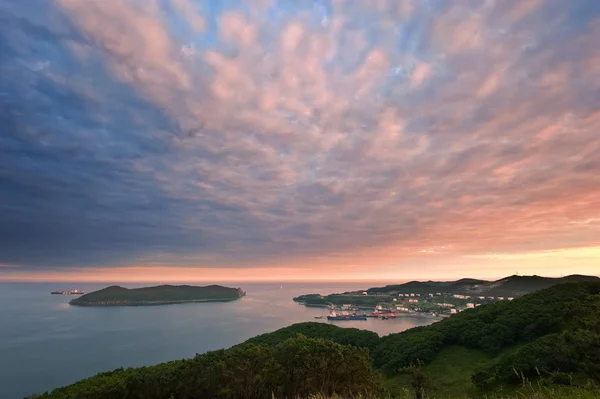 Rosneft oil terminal at sunset. Nakhodka Bay. East (Japan) Sea. 15.08.2014 — Stock Photo, Image