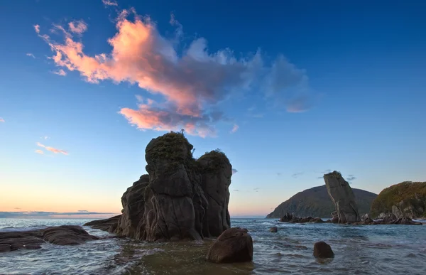 Východ slunce na skalnaté pobřeží. — Stock fotografie