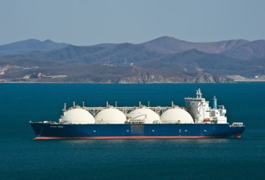 LNG taşıyıcı Grand Aniva Nakhodka bağlantı noktası yollarda. Rusya'nın Uzakdoğu. Doğu (Japonya) deniz. 31.03.2014