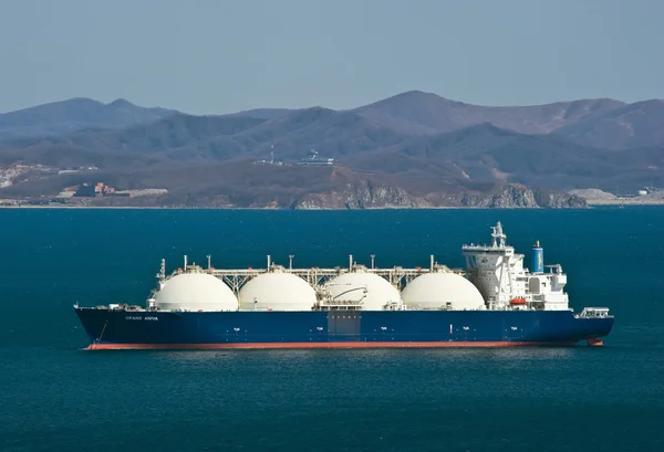 LNG przewoźnika Grand Aniva na drogach portu Nakhodka. Dalekim Wschodzie Rosji. East morza (Japonia). 31.03.2014 — Zdjęcie stockowe